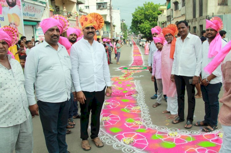 तब्बल ४०० किलो गुलाबाची फुले अन् १०० रांगोळीने सजल्या पायघड्या